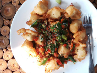 Τηγανητό ψάρι με σάλτσα αρωματικών