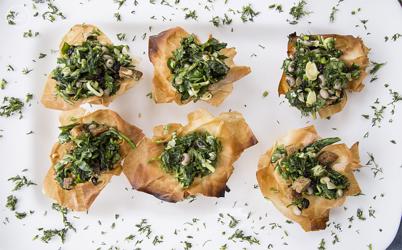 Μαυρομάτικα φασόλια σαλάτα σε θήκες από φύλλα