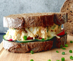 Καβουροσαλάτα σε σάντουιτς