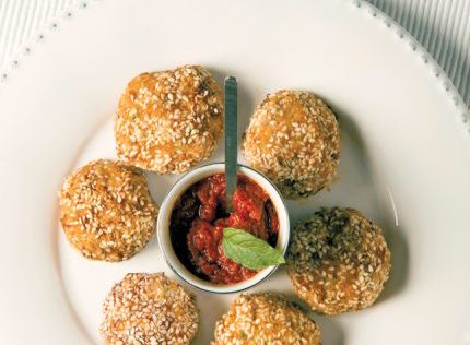 Κοτοκεφτέδες με ντιπ κόκκινης πιπεριάς