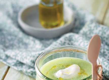 Πικάντικη αγγουρόσουπα με γιαούρτι και δυόσμο