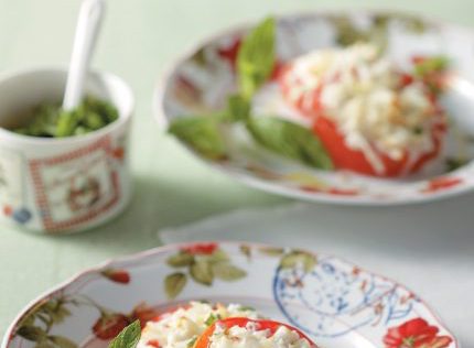 Φέτες ψημένης ντομάτας με τριμμένο χαλούμι και δυόσμο