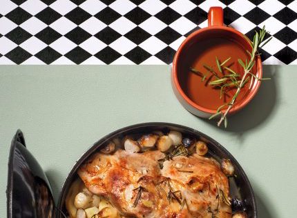 Σπάλα από γουρουνάκι στη γάστρα με πατάτες και κρεμμυδάκια