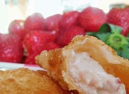 Καλιτσούνια γλυκά με μυζήθρα δυόσμο και φρέσκες φράουλες