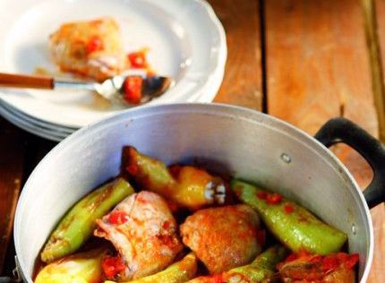 Κοτόπουλο με γεμιστές πιπεριές