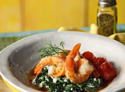 Σκορδάτες γαρίδες με ντοματάκια και σπανάκι