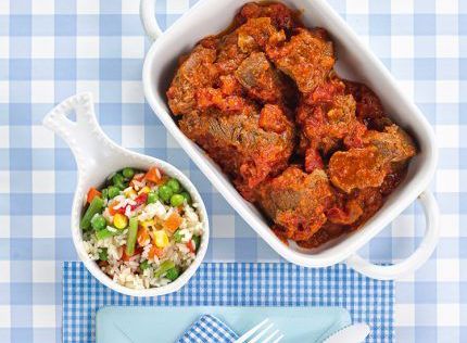 Μοσχαράκι κοκκινιστό με ρύζι πολύχρωμο