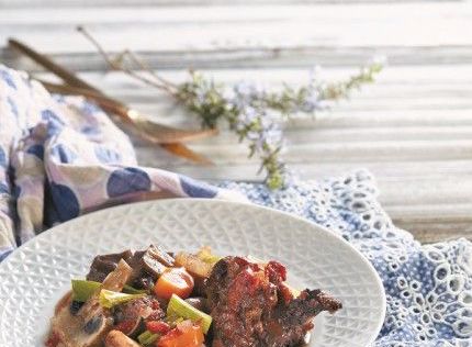 Moσχαρίσια μάγουλα στη γάστρα με κόκκινο κρασί και δεντρολίβανο