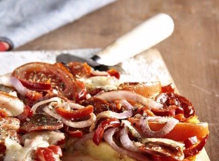 Πίτσα με σουτζούκι και βάση από πολέντα