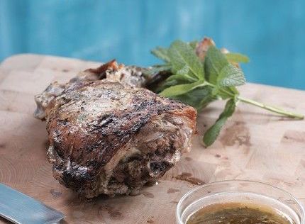Ψητό αρνάκι στο φούρνο με σκόρδο και φρέσκα μυρωδικά