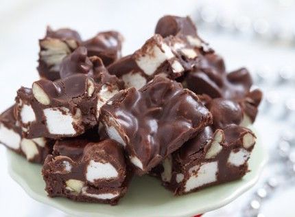 Fudge σοκολάτας με αμύγδαλα και marshmallows