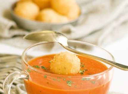 Σούπα ψητής πιπεριάς με τυροκροκέτες