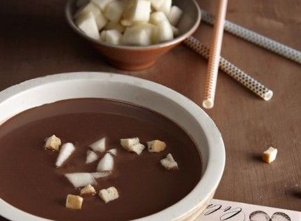 Σούπα σοκολάτας με αλμυρά κρουτόν και αχλάδι