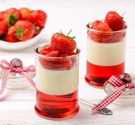 Ζελέ φράουλα και πανακότα με φράουλες