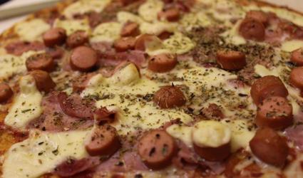 Σπιτική πίτσα με λουκάνικα η χαρά του λιχούδη