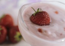 Επιδόρπιο γιαουρτιού με φράουλες και μέλι