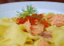 Παπαρδέλες με σολομό και αγριομάραθο