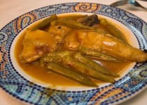 Ροφός με κόκκινη σάλτσα και μπάμιες