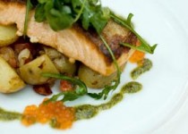 Σολομός με πατάτες και πέστο