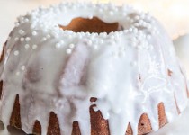 Χριστουγεννιάτικο κέικ με γλάσο λεμονιού