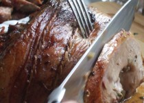 Ζουμερό σκορδομπούτι από αρνάκι στη λαδόκολλα