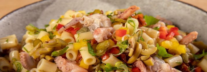 Χταποδοσαλάτα με μακαρόνι κοφτό λιαστές ντομάτες και κάπαρη