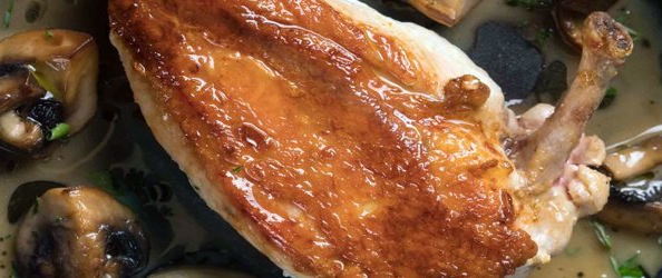 Στήθος κοτόπουλο με μανιτάρια λευκό κρασί και θυμάρι