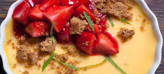 Ψημένη κρέμα λεμονιού με crumble αμυγδάλου και μαριναρισμένες φράουλες 