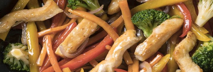 Κοτόπουλο με λαχανικά stir fry και σάλτσα σόγια-μέλι