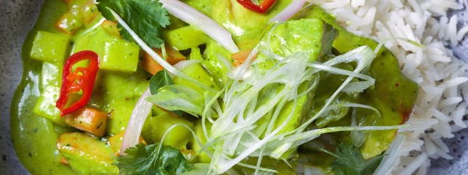 Κοτόπουλο με φρέσκο πράσινο κάρι και γάλα καρύδας