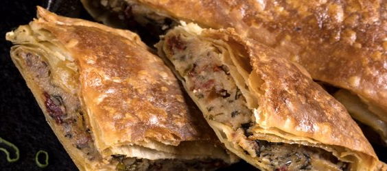 Πατατόπιτα νηστίσιμη με λιαστή ντομάτα και βασιλικό