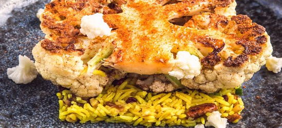 Steak από κουνουπίδι με γιορτινό ρύζι μπασμάτι