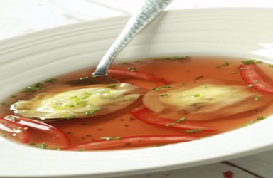 Κονσομέ κοτόπουλο με ραβιόλι από κατσικίσιο τυρί