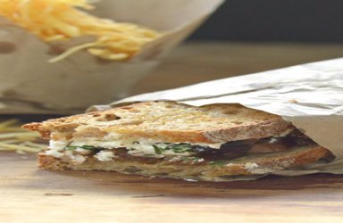 Σάντουιτς με χοιρινό καραμελωμένα κρεμμύδια κατσικίσιο τυρί και κρέμα με αγριοράπανο