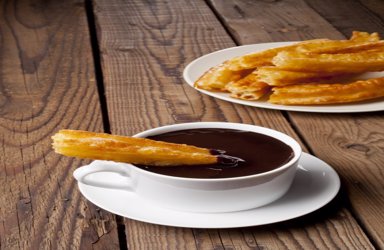 Τσούρος με ζεστή σάλτσα σοκολάτας