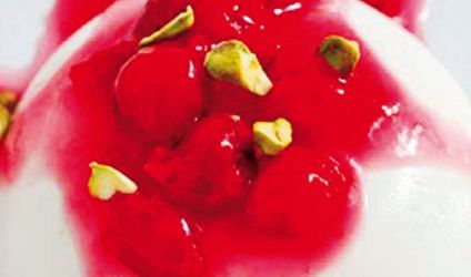 Πανακότα με γιαούρτι μαστίχα και γλυκό κουταλιού