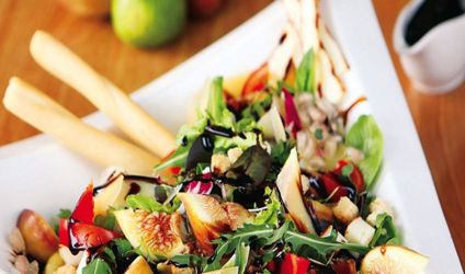 Σαλάτα με σύκα χαλλούμι και ρόδι