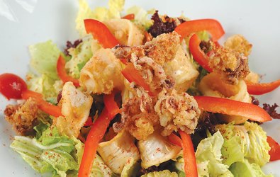 Σαλάτα με καλαμαράκια τηγανητά