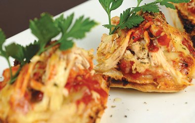 Ανοιχτά σάντουιτς κοτόπουλου σε στιλ πίτσας