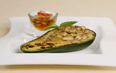 Αβοκάντο με κοτόπουλο παρμεζάνα και μεξικάνικη σάλσα