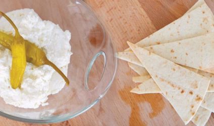 Tυροσαλάτα και πίτες με σκόρδο