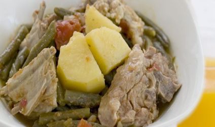 Αρνί κοκκινιστό με φασολάκια