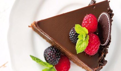 Σοκολατένιο cheesecake με φρέσκα βατόμουρα