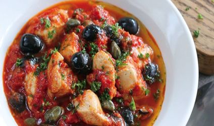 Κοτόπουλο κοκκινιστό με ελιές και λιαστές ντομάτες
