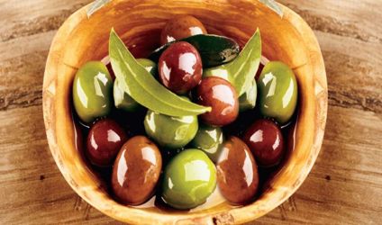 Ελιές στην άρμη πράσινες και μαύρες