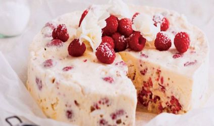 Παγωτό κέικ µε βατόµουρα και µαρέγκες