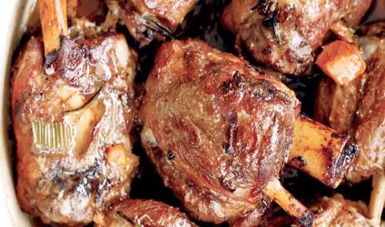 Χοιρινά κότσια στην κατσαρόλα