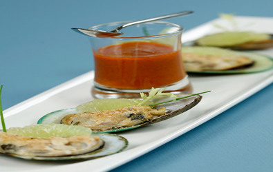 Μύδια με κρούστα αρωματικών και ντιπ ντομάτας με κόκκινη πιπεριά