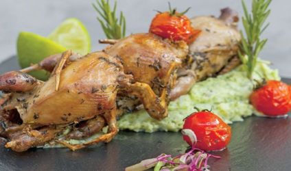 Ορτύκια με αρωματικά και πουρέ κόλιανδρου