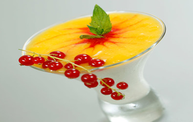 Πανακότα με γιασεμί και σάλτσα με γλυκό κουταλιού χρυσόμηλο